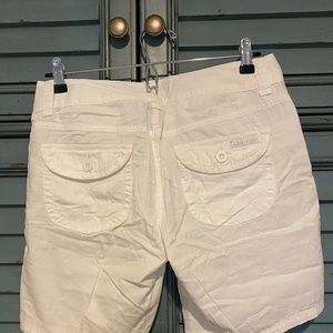 Calvin Klein Jeans in white shorts